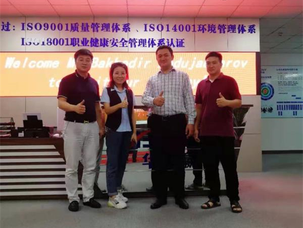 阿聯(lián)酋迪拜客戶來(lái)我司考察液晶拼接屏、小間距LED等產(chǎn)品