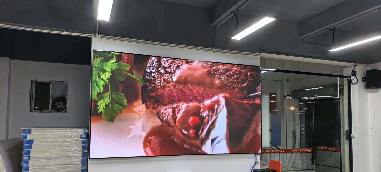 深圳龍華廣告公司前臺大廳 3.52m×1.92m P1.53 室內(nèi)小間距 LED 屏整屏點(diǎn)亮客戶現(xiàn)場實(shí)拍